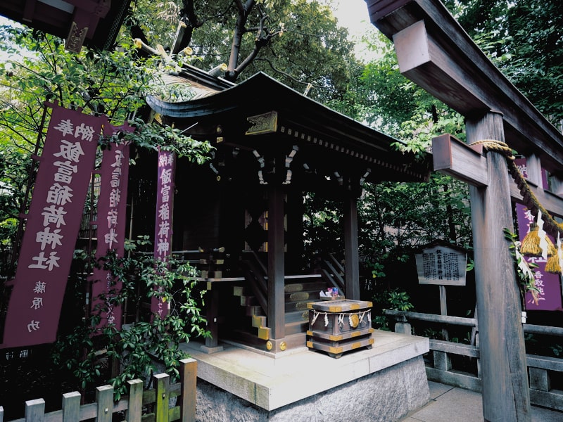 暗い影を強調したシネマ風の神社